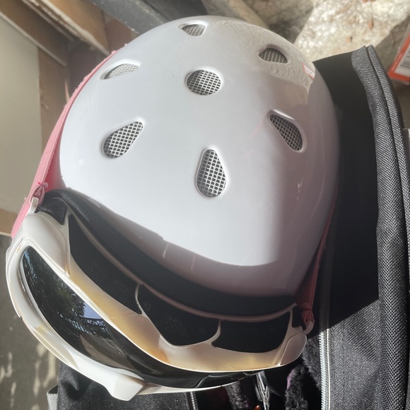 both of Skii helmet and goggle - Picture 3 of 5
